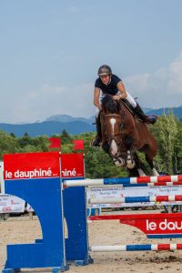 Compétition équestre saut d'obstacle