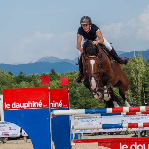 Compétition équestre saut d'obstacle